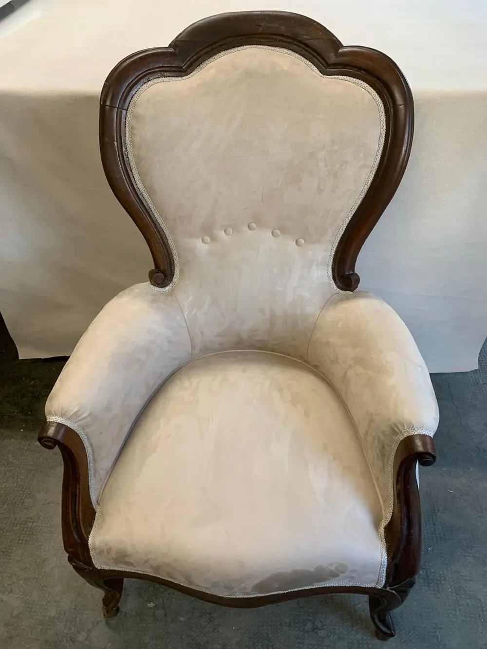 Poltrona beige rivestita nel laboratorio Costella