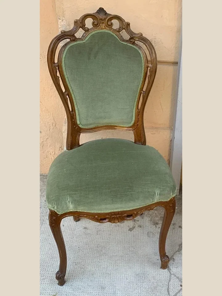 Prima: sedia in legno intagliato con rivestimento verde originale