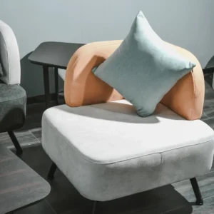 immagine poltrona stoffa con cuscino tappezziere costella
